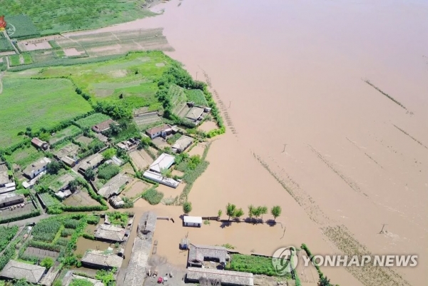 북한은 3만9296정보(약 390㎢)의 농경지가 피해를 입고 살림집(주택) 1만6680여세대, 공공건물 630여동이 파괴·침수됐다. [사진=연합뉴스]