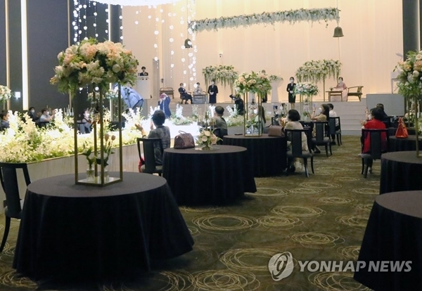 코로나19 방역 지침 지키며 진행된 결혼식 [사진=연합뉴스]