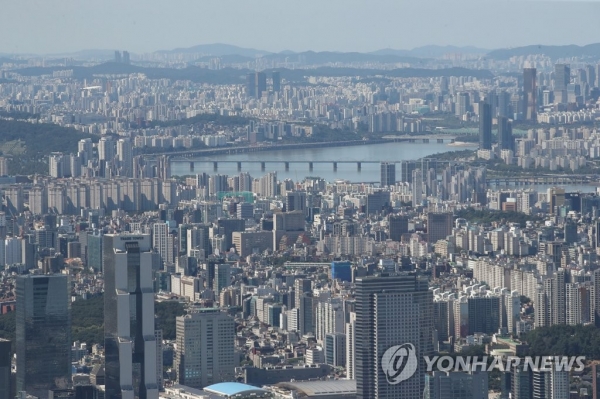 하나금융경영연구소가 발표한 자료에 따르면 생애 첫 주택 구매로 서울과 경기도를 선택한 비중이 2010년 37%에서 2020년 상반기 49%로 증가했다. [사진=연합뉴스]