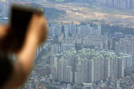 올들어 분양시장에서 8월까지 1000가구 이상 대단지에 청약 수요가 과반수 이상 집중됐다. 사진은 서울 시내에서 바라본 아파트 전경. [사진=연합뉴스]