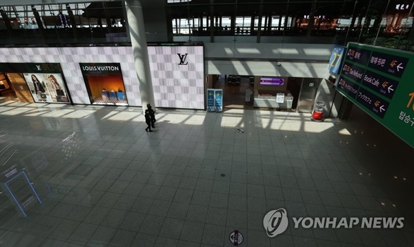22일 오후 인천국제공항 1터미널 면세구역 모습. [사진=연합뉴스]