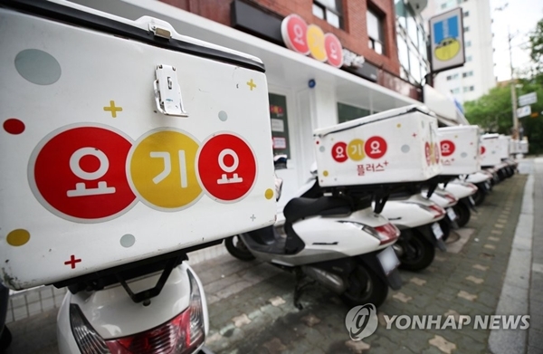 2일 서울 시내의 한 요기요 매장 앞에 배달 오토바이가 주차돼 있다. [사진=연합뉴스]