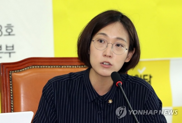 장혜영 정의당 의원은 국정감사에서 20대의 마이너스통장 이용이 늘어나고 있는 만큼 고금리로 인한 채무불이행 위험도  커지고 있다는 우려를 나타냈다. [사진=연합뉴스]