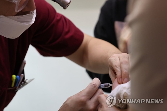 독감 백신을 맞은 10대 청소년이 숨지는 일이 발생해 보건당국이 조사에 나섰다. [사진=연합뉴스]