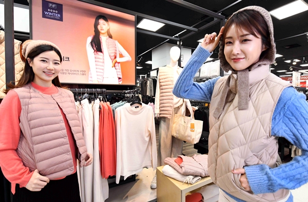 모델들이 15일 서울 등촌동 홈플러스 강서점에서 F2F 겨울 의류를 선보이고 있다.  [사진=홈플러스 제공]