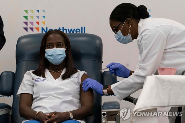 미국서 첫 코로나19 백신 접종한 뉴욕 병원의 간호사 샌드라 린지 [사진=AP/연합뉴스]