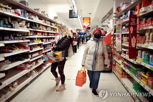 코로나바이러스 변종이 확산하고 있는 런던의 한 슈퍼마켓에서 쇼핑 중인 시민들 [사진=로이터/연합뉴스]