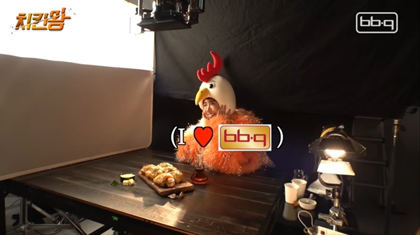 BBQ ‘메이플버터갈릭’ 치킨 광고 메이킹 영상 스틸컷 [사진=제너시스 비비큐 제공]