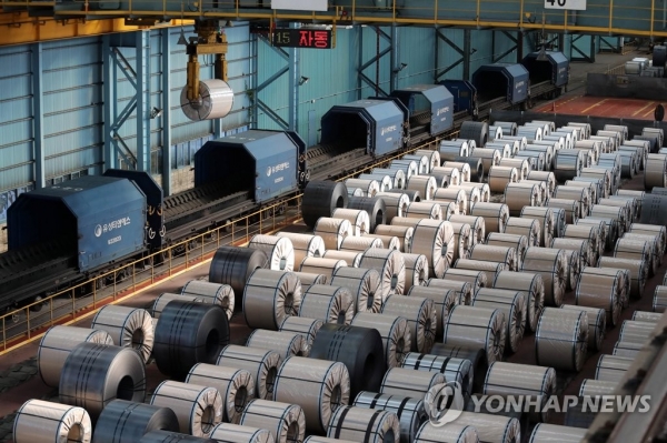 한국과 미국의 철강 수출 관련 무역분쟁에서 WTO가 한국의 손을 들어줬다. 사진은 출하를 기다리는 철강제품들. [사진=연합뉴스]