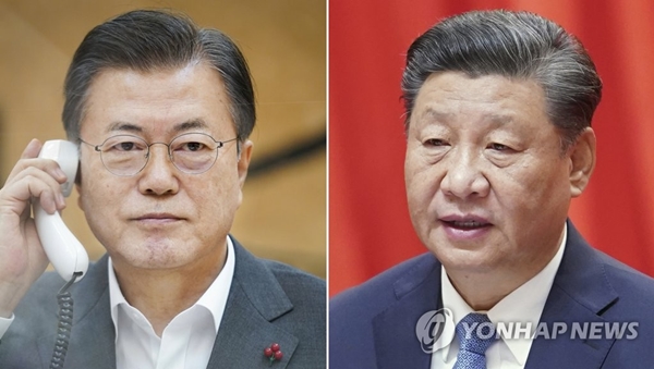 문재인 대통령(왼쪽)이 26일 오후 청와대에서 시진핑 중국 국가주석과 전화 통화하고 있다. [사진=청와대/연합뉴스]