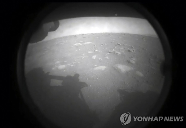 퍼서비어런스가 화성 착륙 뒤 보낸 이미지 [사진=AFP/NASA/연합뉴스]