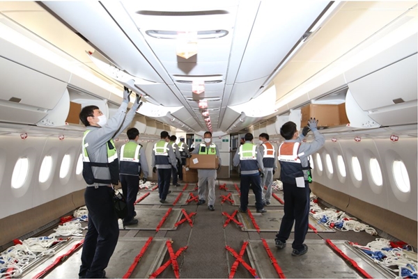 A350-900 여객기 내부를 화물기로 추가 개조하고 있는 아시아나항공 직원들 [사진=아시아나항공 제공]