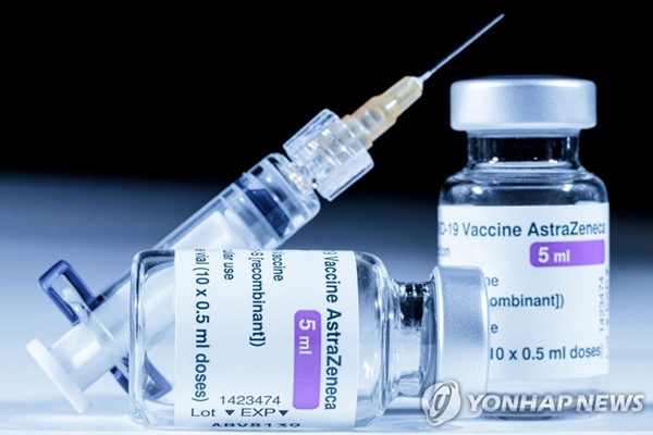 아스트라제네카 코로나19 백신과 주사기의 모습. [사진=AFP/연합뉴스]