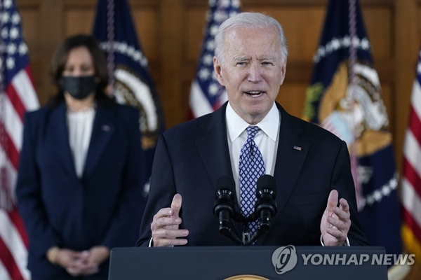 조 바이든 미국 대통령이 19일(현지시간) 조지아주 애틀랜타의 에모리대에서 아시아계 지도자들을 면담한 뒤 연설하고 있다.  [사진=애틀랜타 AP/연합뉴스]