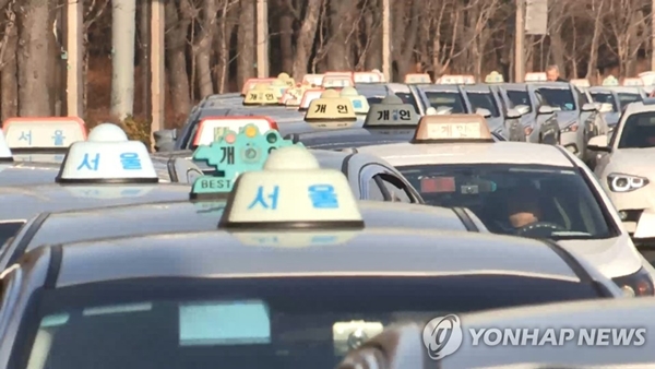 도로에 모여있는 택스 [사진=연합뉴스TV/연합뉴스]