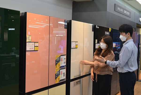 전자랜드 파워센터 용산점에서 고객들이 프리미엄 냉장고를 살펴보고 있다. [사진=전자랜드 제공]