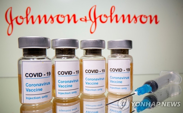 유럽의약품청(EMA)이 미국 존슨앤드존슨(J&J)의 제약 부문 계열사 얀센의 코로나19 백신이 혈소판 감소를 동반하는 특이 혈전과 연관성이 있다고 밝혔다. [사진=로이터/연합뉴스]