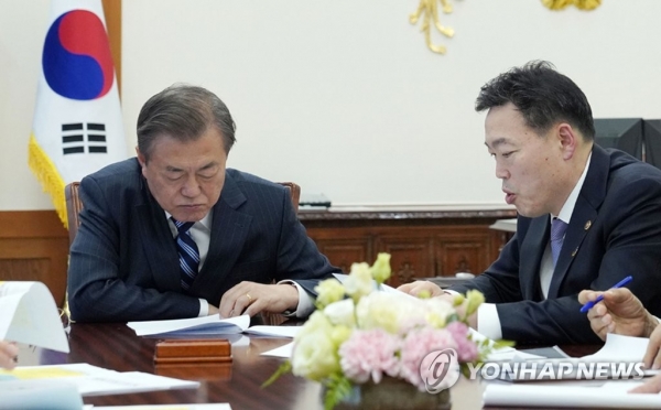 2019년 11월 문 대통령이 청와대에서 당시 김오수 법무부 차관으로부터 '개혁 추진 경과 및 향후계획'에 대한 보고를 받고 있다. [사진=연합뉴스]