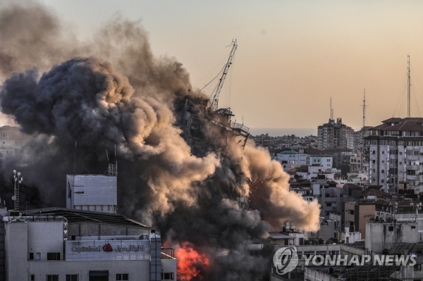 이스라엘 공습으로 화염과 연기에 휩싸인 가자지구 건물 [사진=EPA/연합뉴스]