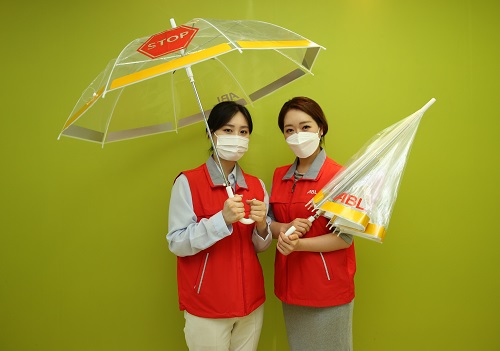 ABL생명 임직원과 자녀, 취약계층 아동 위한 안전우산 만들기 봉사 [사진=ABL생명 제공]