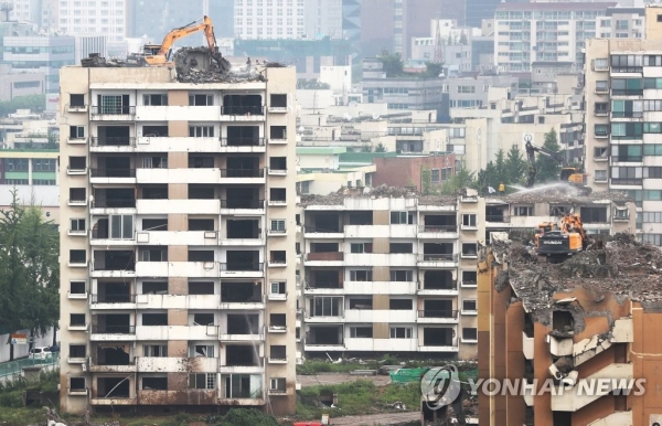2019년 8월 당시 둔촌주공 아파트 철거 모습. [사진=연합뉴스]