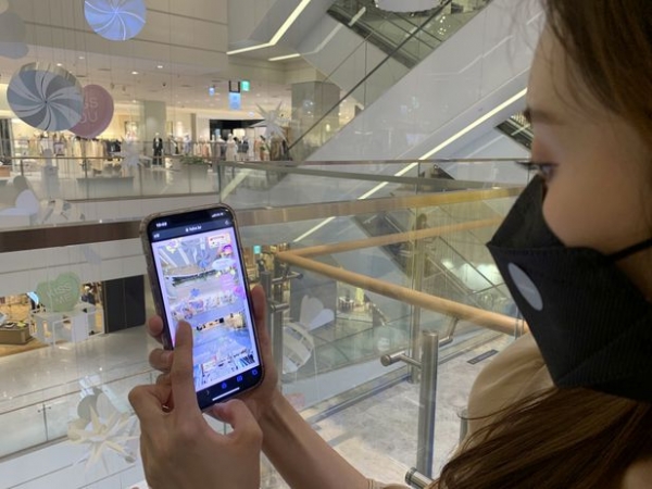 현대백화점이 휴대전화로 매장을 둘러볼 수 있는 가상현실(VR) 백화점 'VR 판교랜드'를 운영한다. [사진=현대백화점 제공]