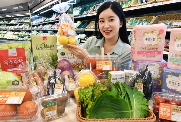 모델이 1일 서울 마포구 홈플러스 월드컵점에서 유기농데이 기획전 상품을 선보이고 있다.  [사진=홈플러스 제공]
