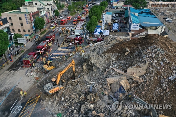 9일 오후 광주 동구 학동의 한 철거 작업 중이던 건물이 붕괴, 도로 위로 건물 잔해가 쏟아져 시내버스 등이 매몰됐다. [사진=연합뉴스]