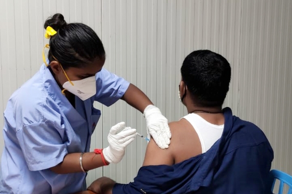 대우건설이 인도 뭄바이교량현장에서 백신 접종을 하고 있다. [사진=대우건설 제공]