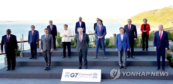 G7 정상회의 참석차 영국을 방문 중인 문재인 대통령이 12일(현지시간) 영국 콘월 카비스베이 양자회담장 앞에서 참가국 정상들과 기념사진을 촬영하고 있다. [사진=콘월[영국] 연합뉴스]