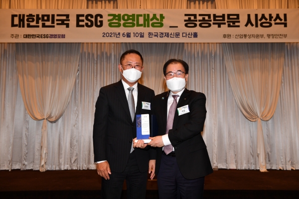 가스공사가 2021 대한민국 ESG 경영대상 우수기관상을 수상했다. 사진은 시상식에 참석한 이승 한국가스공사 경영관리부사장(오른쪽). [사진=한국가스공사 제공]