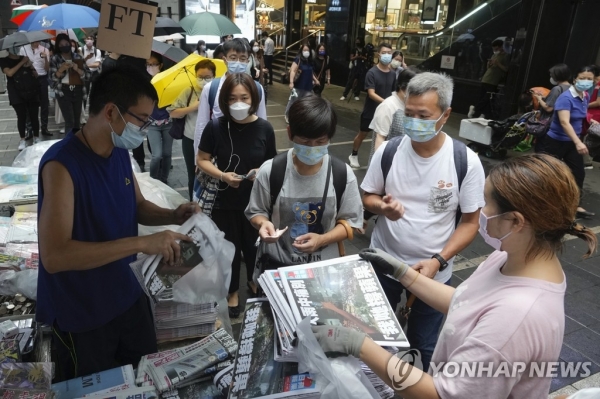 홍콩의 대표적 반중 매체인 빈과일보의 폐간 전 '마지막 신문'을 사려는 시민들이 24일 시내 가판대 앞에 길게 줄지어 서 있다.  [사진=홍콩 AP/연합뉴스]