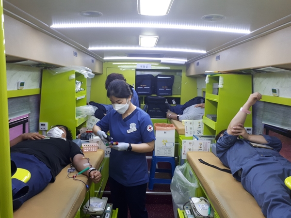 헌혈하는 나주공장 임직원과 대한적십자사 헌혈버스 모습 [사진=남양유업 제공]