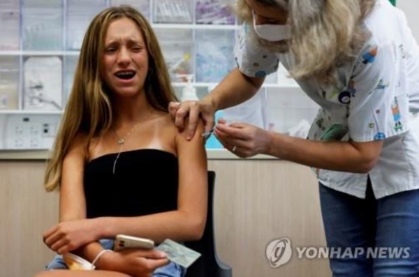 코로나19 백신을 맞고 있는 이스라엘 청소년 [사진=연합뉴스]