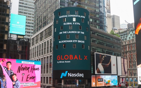 뉴욕 타임스퀘어 나스닥 마켓사이트에 나온 Global X ETF 상장 축하 메시지 [사진=미래에셋자산운용 제공]