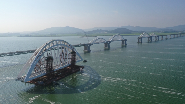 DL이앤씨가 완공한 서해선 홍성송산 복선전철 아치교. [사진=DL이앤씨 제공]