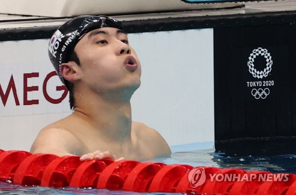황선우가 29일 남자 자유형 100m 결승에서 5위 기록을 확인하고 있다. [사진=연합뉴스]