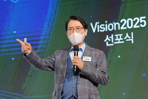 신창재 교보생명 회장이 지난 4월 28일 서울 광화문 교보생명 본사에서 열린 '비전(Vision)2025 선포식'에서 2025년까지 "보험, 그 이상의 가치를 전하는 문화·금융 선도 기업"이 되겠다는 새 비전을 내놓았다. [사진=교보생명 제공]