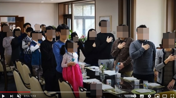지난 4일 업로드 된 유튜브 '최재형TV'에 '사랑하는 나의 대한민국'이란 영상 속에서 최 전 원장의 가족이 '국민의례'를 하는 모습. [사진=유튜브 '최재형TV' 캡처]