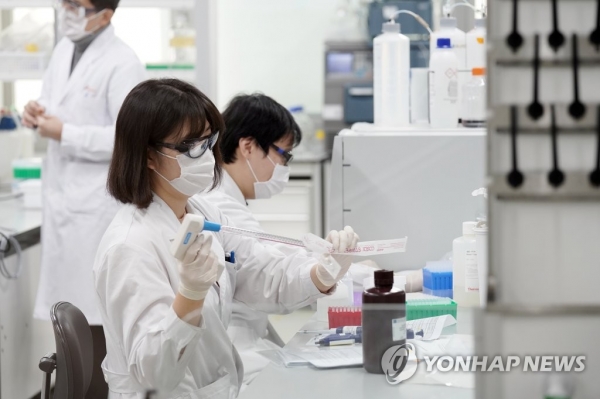 지난해 10월 경기 성남의 SK바이오시언스 실험실에서 백신을 개발하는 연구원들. [사진=연합뉴스]