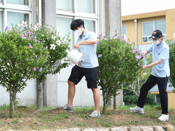 LG상록재단이 2023년까지 전국 1천개 학교에 무궁화 묘목을 무상으로 보급한다. 서울 오산고등학교 학생들이 무궁화 나무를 돌보는 모습이다.[사진=LG상록재단 제공]