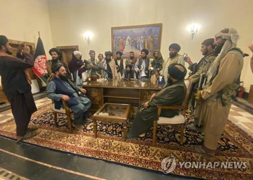 탈레반이 아프간 대통령궁을 차지한 모습 [사진=AP/연합뉴스]