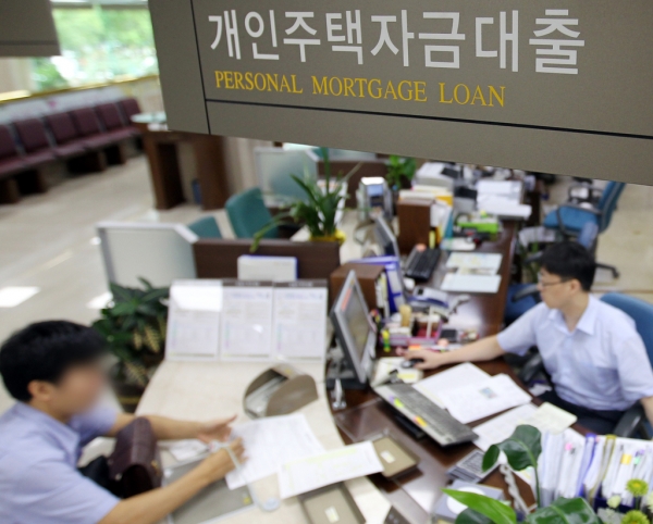 서울 여의도 국민은행 대출창구에서 한 시민이 은행 담당자와 상담하고 있는 모습