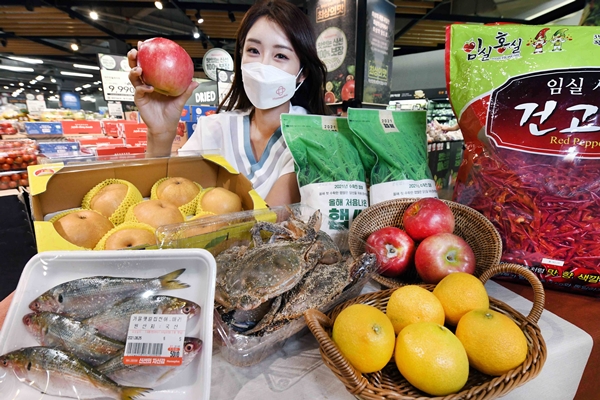 모델이 26일 서울 등촌동 홈플러스 강서점에서 ‘햇인싸 위크’ 행사 상품을 선보이고 있다.  [사진=홈플러스 제공]