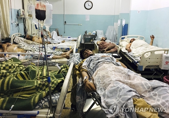 26일(현지시간) 아프가니스탄 카불 공항에서 폭발이 일어난 후 부상당한 아프간인들이 병원 침대에 누워있다. [사진=AP/연합뉴스]