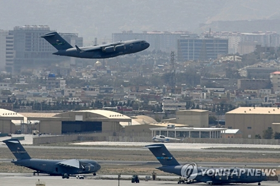 30일(현지시간) 수도 카불 국제공항에서 이륙하고 있는 미국 공군 항공기. [사진=카불 AFP/연합뉴스]