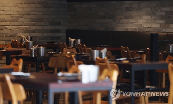 사회적 거리두기 4단계가 적용된 지난달 서울 강남역 인근 식당이 점심시간에도 텅 비어있다. [사진=연합뉴스]