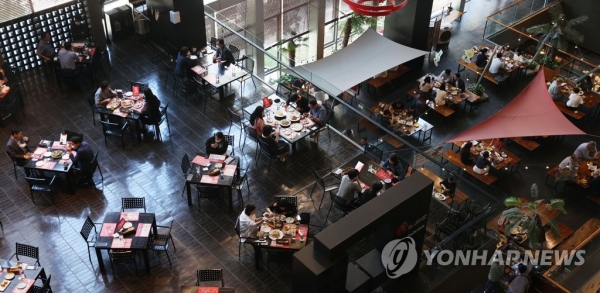 3일 서울 종로구 한 빌딩에 위치한 식당가에서 직장인들이 점심식사를 하고 있다. [사진=연합뉴스]