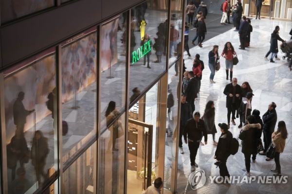 미국 뉴욕 맨해튼의 럭셔리 쇼핑몰을 지나는 방문객들 [사진=AFP/연합뉴스]