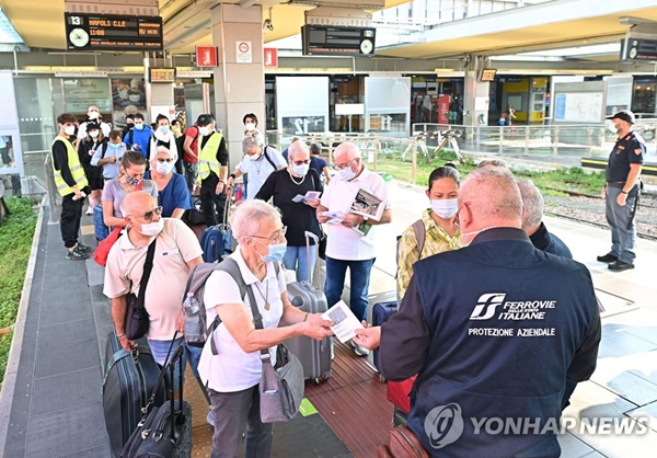이탈리아 토리노 기차역에서 탑승객의 그린패스를 확인하는 역무원 모습 [사진=EPA/연합뉴스]